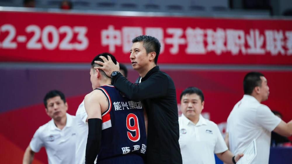 自7月27日起，在武汉、沈阳、合肥、深圳、重庆、石家庄、广州、上海、北京，电影《一出好戏》将举办总计九场首映礼，广发邀请函，邀请全国观众提前欣赏即将在8月10日上映的《一出好戏》